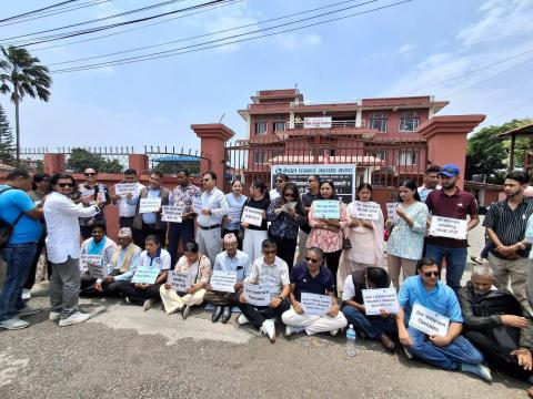 सरकारी बिज्ञापन निजी सञ्चारमाध्यममा नदिने सरकारी निर्णयविरुद्धमा पत्रकार आन्दोलित सरकारी बिज्ञापन निजी सञ्चारमाध्यममा नदिने सरकारी निर्णयविरुद्धमा पत्रकार आन्दोलित