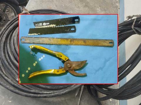 चारआलीमा टेलिकमको तार चोर्ने दुई जना प्रहरीको फन्दामा चारआलीमा टेलिकमको तार चोर्ने दुई जना प्रहरीको फन्दामा