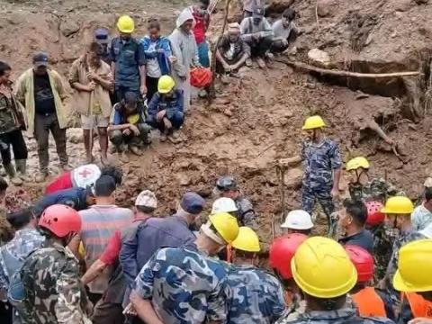 पहिरोले घर पुरिँदा १७ जनाको मृत्यु एकजना वेपत्ता पहिरोले घर पुरिँदा १७ जनाको मृत्यु एकजना वेपत्ता