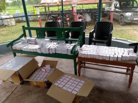 प्रतिबन्धित भारतीय ब्रान्डका ५ कार्टुन औषधिसहित इभि गाडी नियन्त्रण