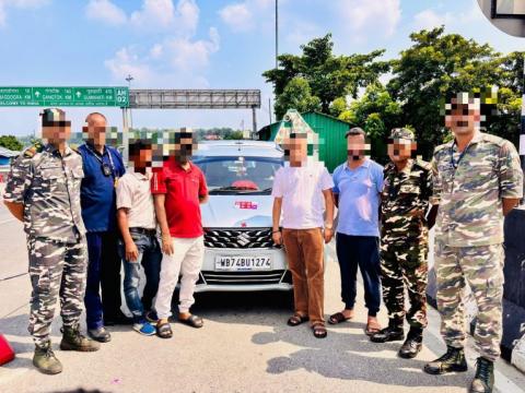 बहुमूल्य धातुसहित चारजना भारतीय पक्राउ बहुमूल्य धातुसहित चारजना भारतीय पक्राउ