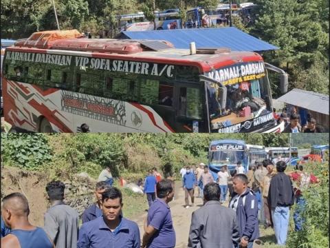 काठमाडौं-हेटौंडामा ३६ घण्टा यातायात अवरुद्ध: एकसय बढी यात्रुबहाकमा सवार हजारौं यात्रु अलपत्र काठमाडौं-हेटौंडामा ३६ घण्टा यातायात अवरुद्ध: एकसय बढी यात्रुबहाकमा सवार हजारौं यात्रु अलपत्र