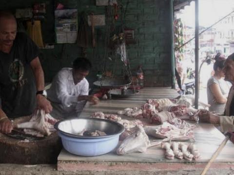 झापामा मासुको मूल्य मनोमानी वृद्धि, उपभोक्ता मारमा, नियमनकारी निकायले अनुगमन नगरेको गुनासो झापामा मासुको मूल्य मनोमानी वृद्धि, उपभोक्ता मारमा, नियमनकारी निकायले अनुगमन नगरेको गुनासो