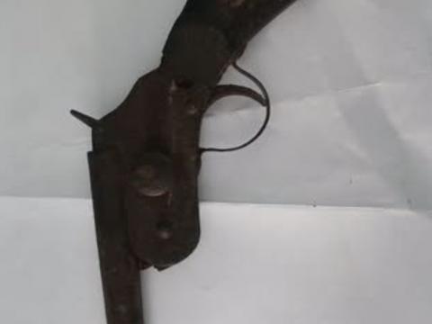 झापामा कटुवा पेस्तोलसहित होटल संचालक पक्राउ झापामा कटुवा पेस्तोलसहित होटल संचालक पक्राउ